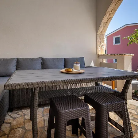 Cool Sunny Apartman Vir