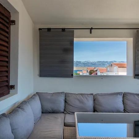 Cool Sunny Apartment